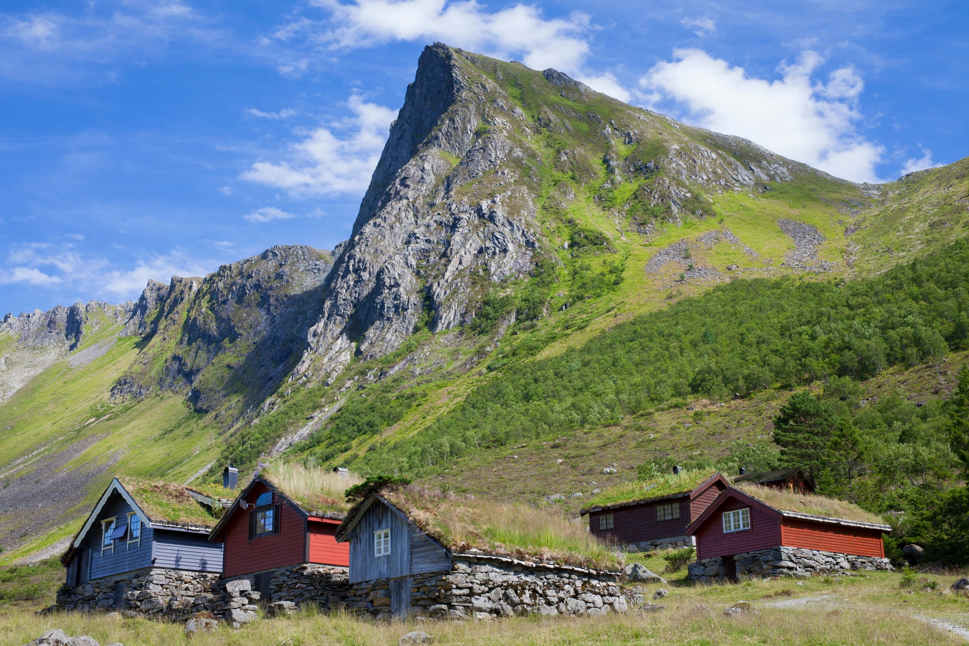 Norwegische Hütte in den großen Bergen in Norwegen