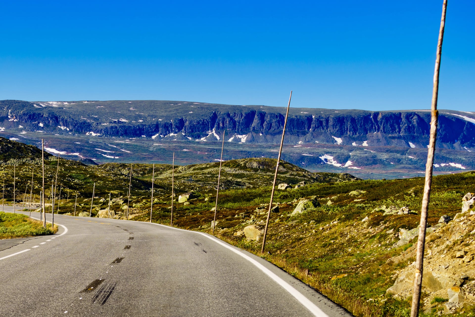 Straßenüberquerung Hardangervidda-Plateau, Norwegen