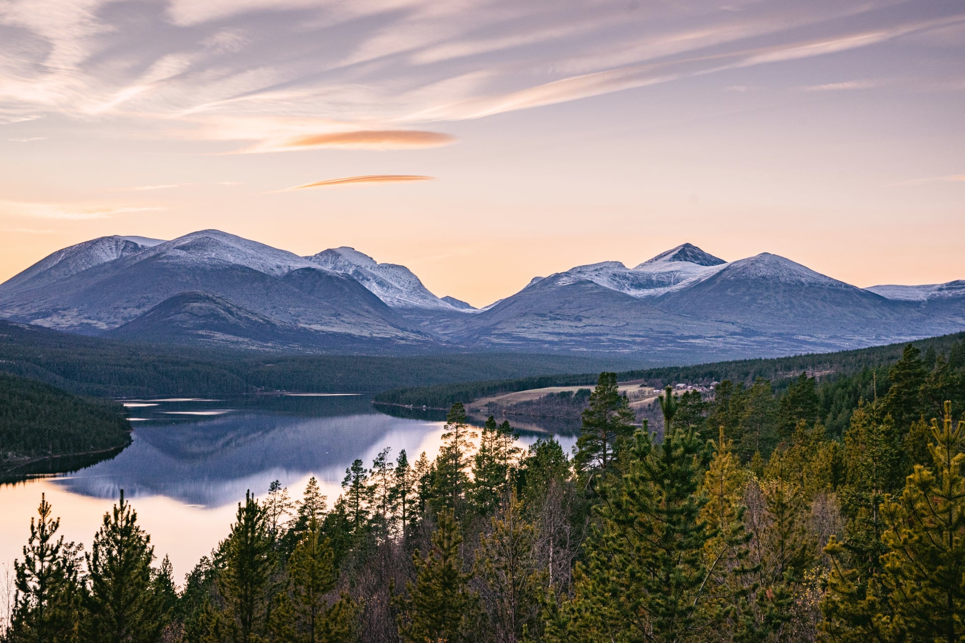 Die Berge aus dem Rondane-Nationalpark während des Sonnenuntergangs
