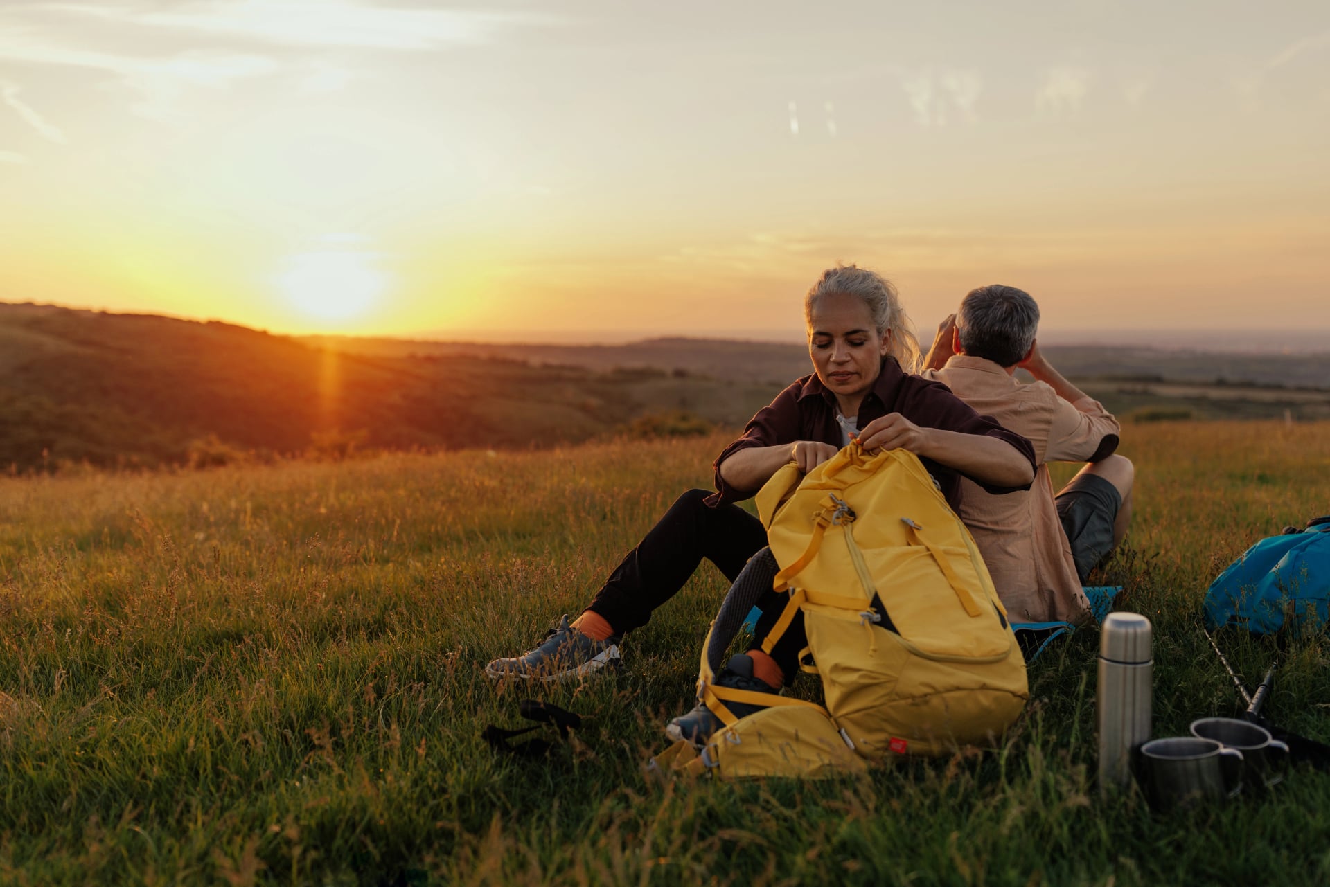 Paar packt für eine Wanderung bei Sonnenaufgang
