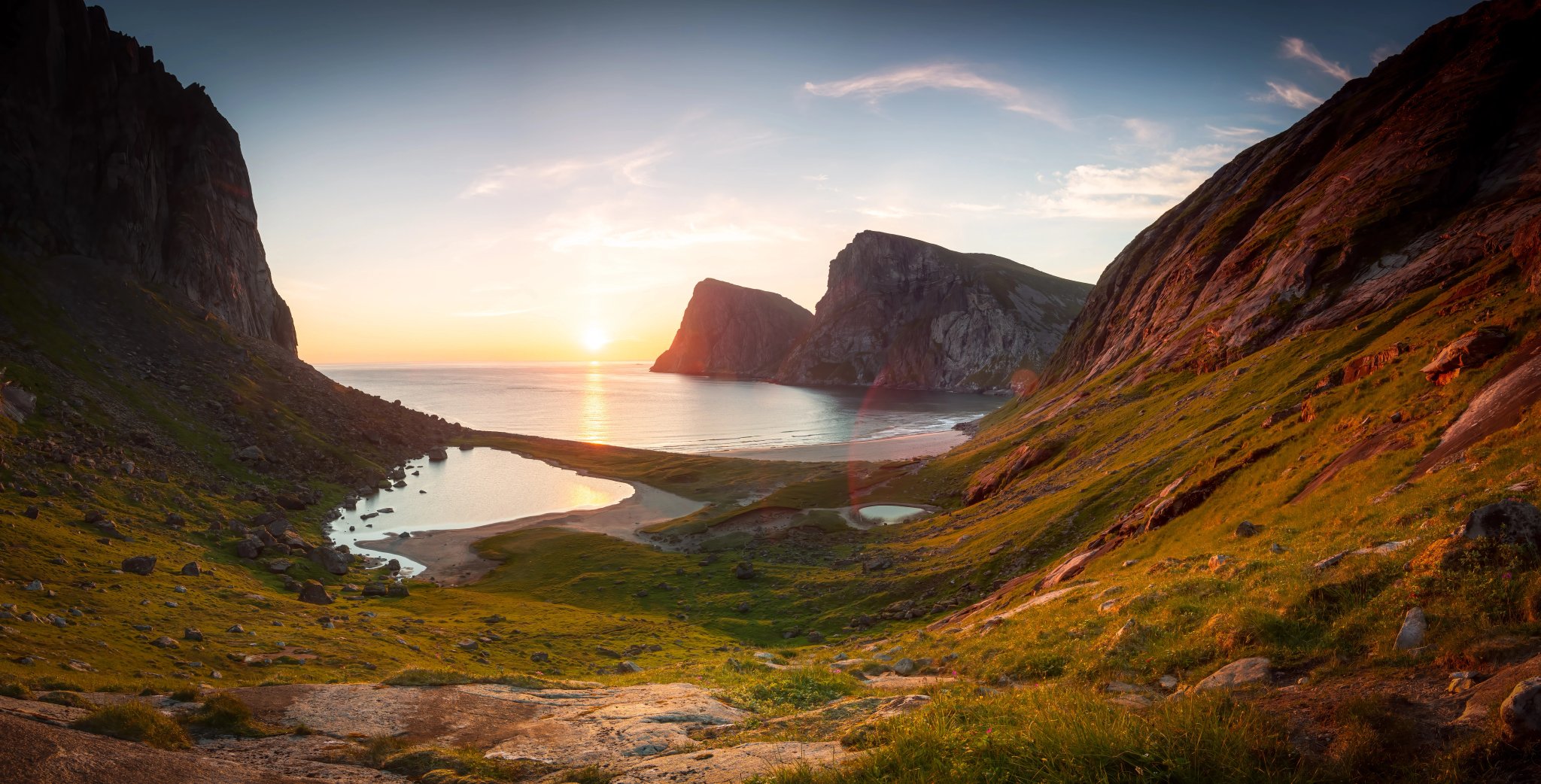 zonsondergang bij kwalwika baai op lofoten eilanden in noorwegen