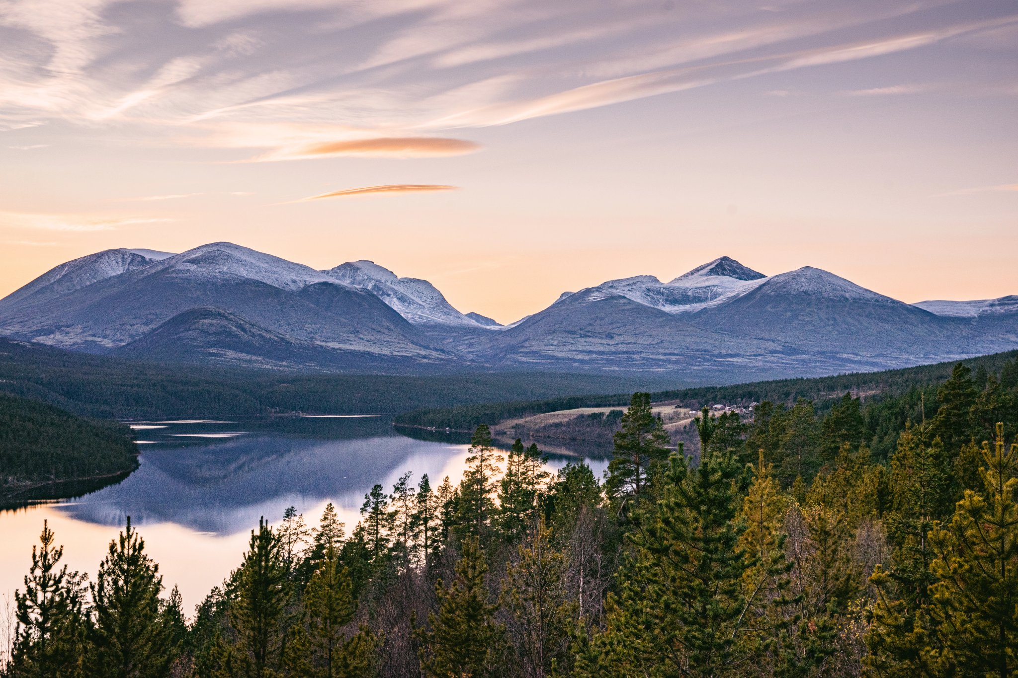 De bergen van het Rondane nationale park tijdens zonsondergang